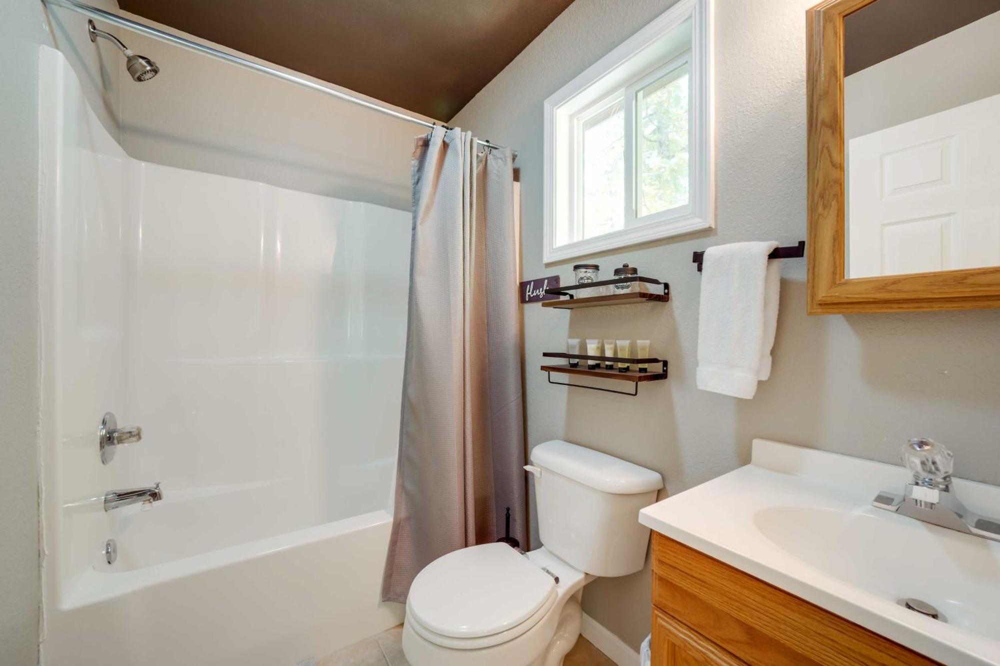 Cozy Whittier Cabin And Yard And Hot Tub, Pets Welcome Exterior foto